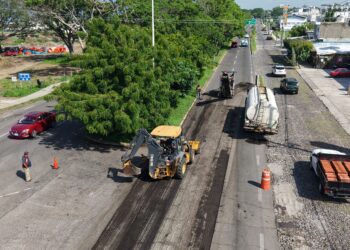 Gobierno del Estado de Colima realiza bacheo de la Glorieta de los Perritos a Comala