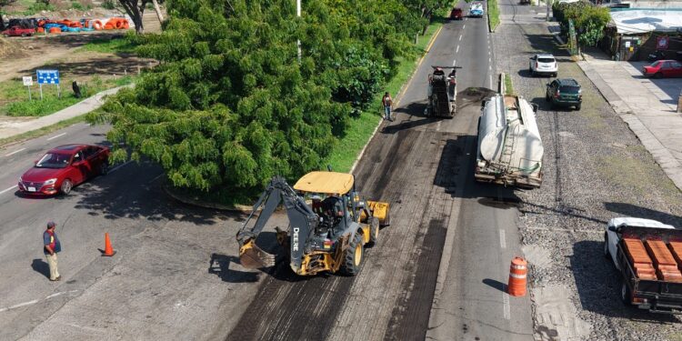 Gobierno del Estado de Colima realiza bacheo de la Glorieta de los Perritos a Comala