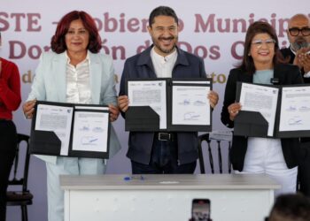 Firma Martí Batres convenio con municipio de Tecámac para donación de dos clínicas al ISSSTE