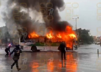 Normalistas de Teteles incendian unidades del sistema RUTA durante protesta en Puebla