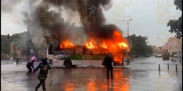 Normalistas de Teteles incendian unidades del sistema RUTA durante protesta en Puebla