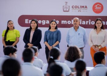 Indira Vizcaíno entrega mobiliario a estudiantes de la secundaria ‘Enrique Corona Morfín’