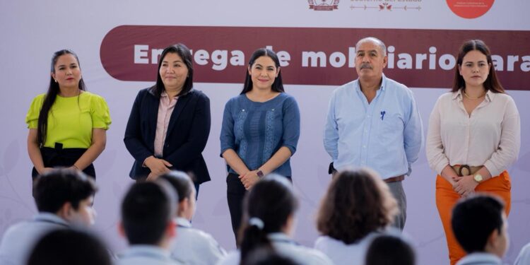 Indira Vizcaíno entrega mobiliario a estudiantes de la secundaria ‘Enrique Corona Morfín’