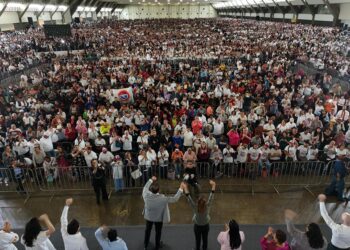 La presidenta Claudia Sheinbaum es recibida por más de 35 mil poblanas y poblanos en su Informe Regional.