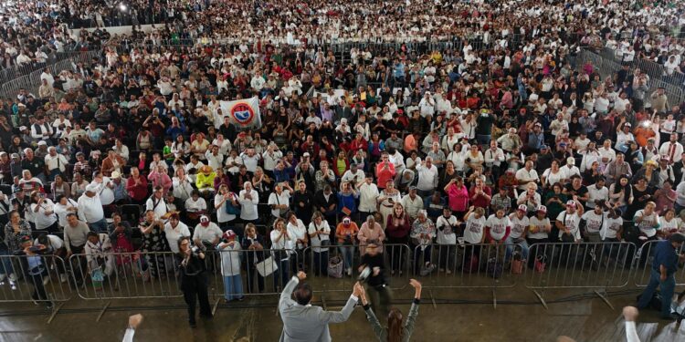 La presidenta Claudia Sheinbaum es recibida por más de 35 mil poblanas y poblanos en su Informe Regional.