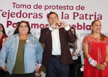 Puebla primer estado en crear la red de Mujeres Tejedoras de la Patria