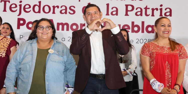 Puebla primer estado en crear la red de Mujeres Tejedoras de la Patria