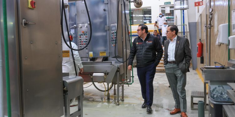 Leche para el Bienestar lleva agua potable a comunidades afectadas por los huracanes Raymond y Priscilla