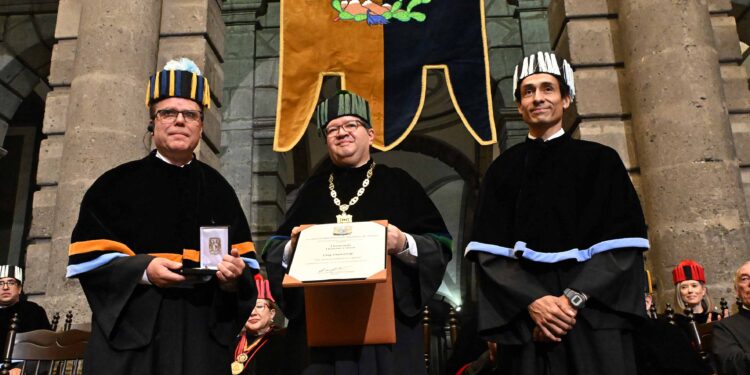 Entrega el rector Leonardo Lomelí 14 doctorados Honoris Causa