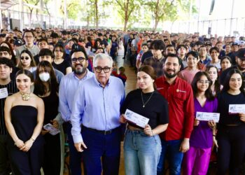 Llama el gobernador Rocha a jóvenes a convertirse en emprendedores y labrarse un futuro de porvenir