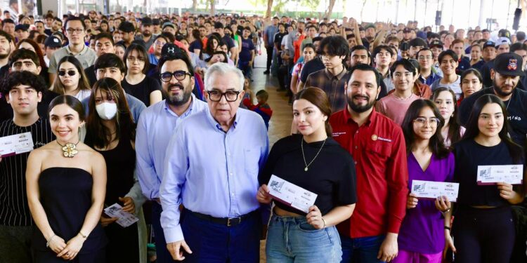 Llama el gobernador Rocha a jóvenes a convertirse en emprendedores y labrarse un futuro de porvenir