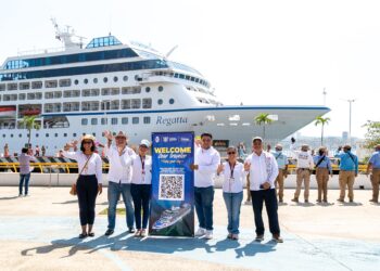 Arriba el crucero MS Regatta al puerto de Acapulco