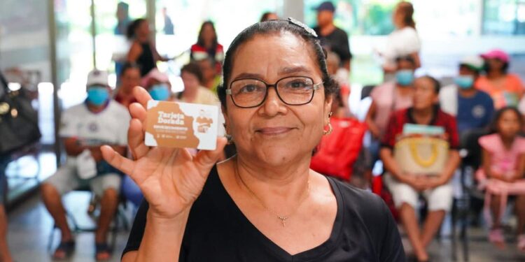 Más de 20 mil adultos mayores ya disfrutan los beneficios de la Tarjeta Dorada