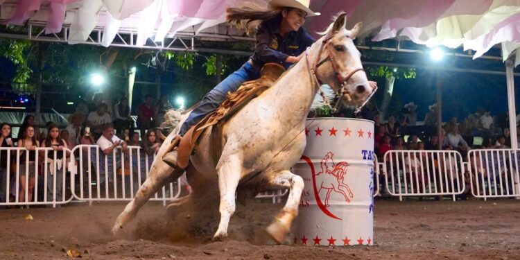 Continúan las acciones del 4° Torneo de Rodeo Mixto en la Feria de Colima
