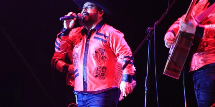 Miles de personas disfrutaron el concierto gratuito con Grupo Palomo en el Foro Principal de la Feria de Colima