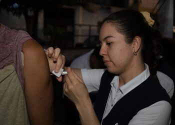 Salud Colima aplica vacuna gratuita contra neumococo a menores de edad y personas mayores