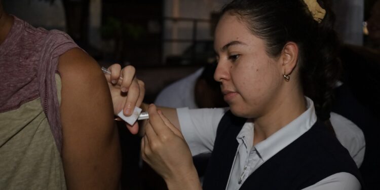 Salud Colima aplica vacuna gratuita contra neumococo a menores de edad y personas mayores