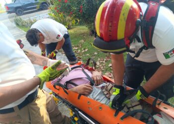 UEPC Colima y CRUM atienden a motociclista que cayó de un puente, por el Tercer Anillo Periférico