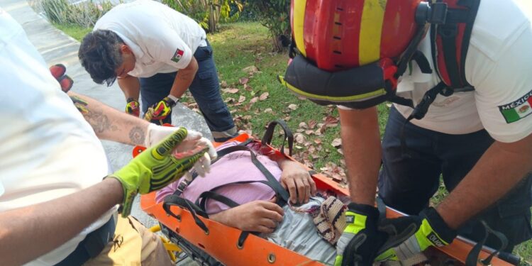 UEPC Colima y CRUM atienden a motociclista que cayó de un puente, por el Tercer Anillo Periférico