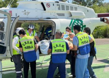 Atención inmediata permite traslado aéreo de joven con quemaduras desde Acatlán de Osorio