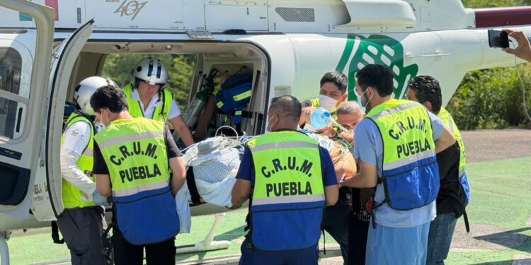 Atención inmediata permite traslado aéreo de joven con quemaduras desde Acatlán de Osorio