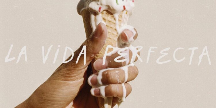 Carlos sadness estrena la vida perfecta (Esmerarte, 2025), una sátira que deja al descubierto las “vidas escaparate”