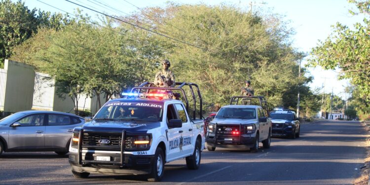 Policía Estatal de Colima detiene a 8 personas y asegura más de 500 dosis de estupefacientes