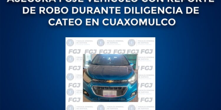 Asegura FGJE vehículo con reporte de robo durante diligencia de cateo en Cuaxomulco