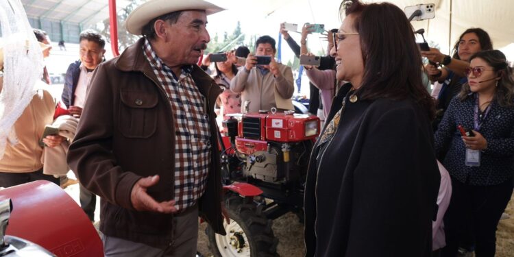 Mantiene la gobernadora Lorena Cuéllar compromiso con campesinos tlaxcaltecas