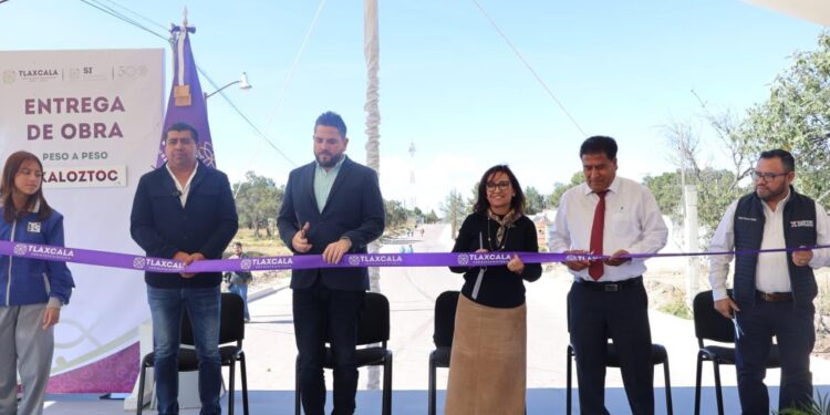 Inaugura la gobernadora Lorena Cuéllar obras viales en comunidades de San Cosme Xaloztoc