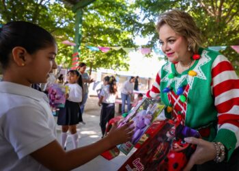 En el Segundo día de la Caravana Navideña, DIF Sinaloa reparte alegría en Ahome, Juan José Ríos Guasave y Sinaloa.