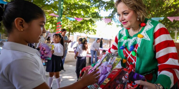 En el Segundo día de la Caravana Navideña, DIF Sinaloa reparte alegría en Ahome, Juan José Ríos Guasave y Sinaloa.