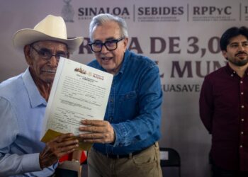 El gobernador Rocha Moya entregó títulos de propiedad a más de 3 mil familias de Guasave