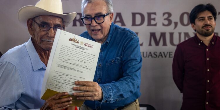 El gobernador Rocha Moya entregó títulos de propiedad a más de 3 mil familias de Guasave