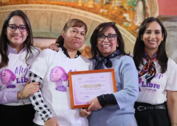 La gobernadora Lorena Cuéllar reconoce valentía de 50 tlaxcaltecas que reconstruyeron su vida tras la violencia