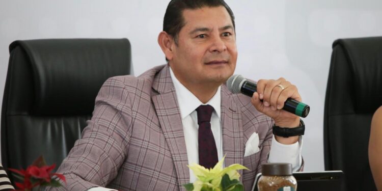 Los grupos delictivos más peligrosos son los delincuentes disfrazados de políticos: Alejandro Armenta