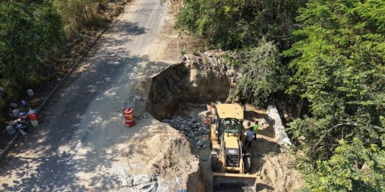 Gobierno del Estado de Colima rehabilita 12 tramos carreteros en el municipio de Manzanillo