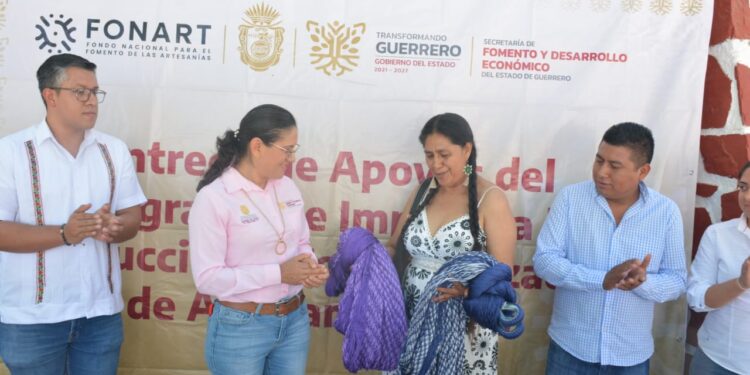 Impulsan economía local con apoyos directos a artesanas y artesanos de Guerrero