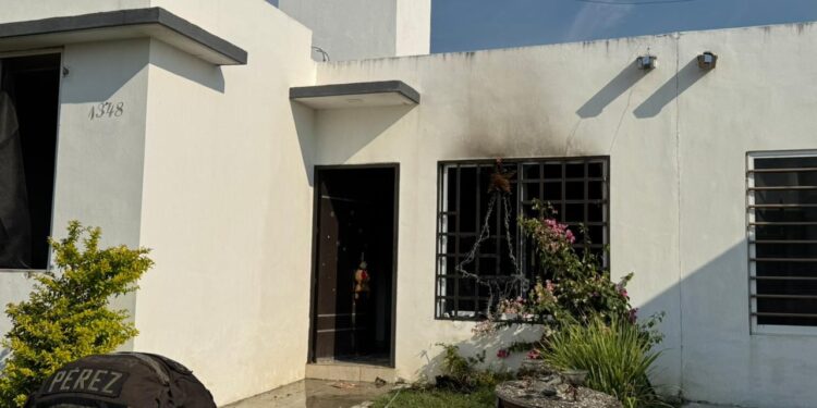 UEPC: CRUM y Bomberos atienden a menor en incendio de vivienda, en Villa de Álvarez