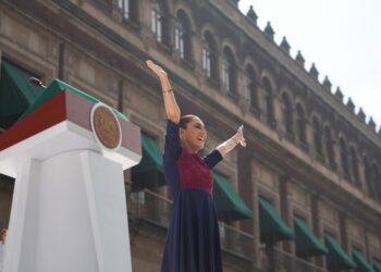 Ante 600 mil personas en el Zócalo, Presidenta sostiene: México avanza con dignidad, justicia, unidad y con la fuerza invencible del pueblo