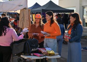 SEMujeres difunde servicios y tiene acercamiento con sinaloenses en el Tianguis Huizaches