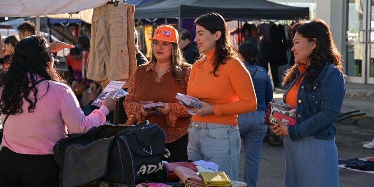 SEMujeres difunde servicios y tiene acercamiento con sinaloenses en el Tianguis Huizaches