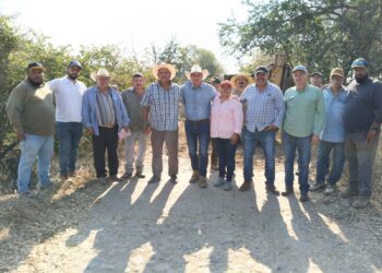 Gobierno del Estado de Colima rehabilita caminos sacacosechas en Buenavista
