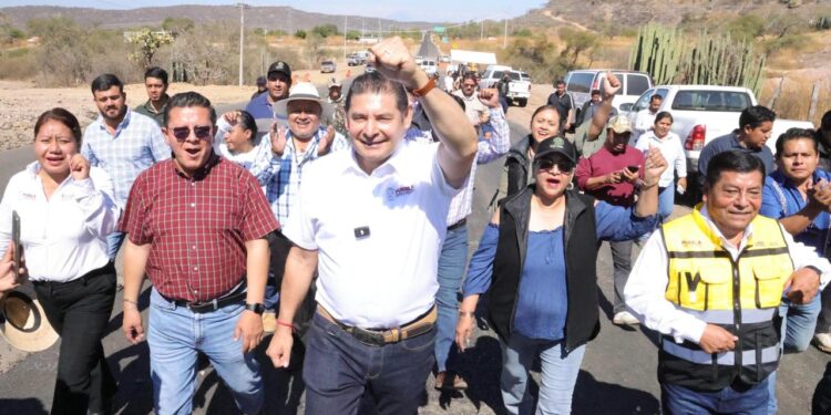 Avanza gobierno federal con carretera que conectará a la mixteca poblana con Oaxaca y Guerrero
