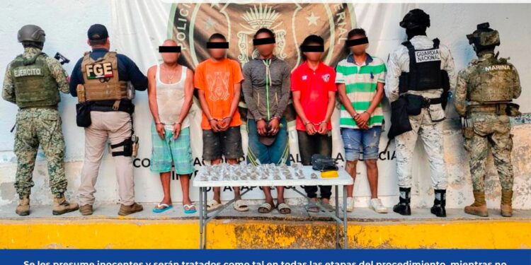 FGEGuerrero detiene en flagrancia a cinco masculinos en Acapulco; asegura presunta marihuana