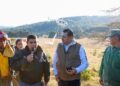 El gobernador Alejandro Armenta sobrevuela incendio en sierra negra poblana; está controlado en 70%