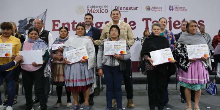 Como un acto de amor y compromiso, mujeres y adultos mayores reciben tarjetas de bienestar: Alejandro Armenta