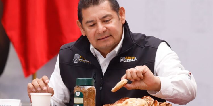 Pan de Zacatlán recibe denominación constitucional y homenaje a panaderas y panaderos: Alejandro Armenta