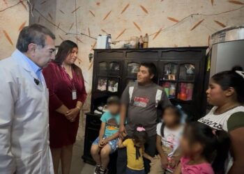 Gobierno estatal brinda atención cercana y permanente a familias en Huauchinango