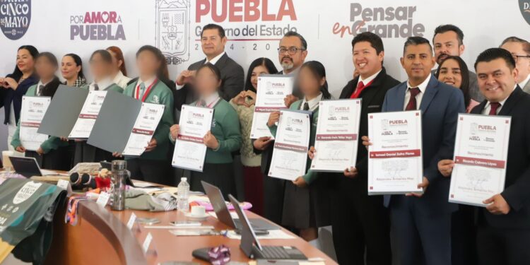 «Puebla tierra de campeones» estudiantes del CECyTE acudirán a ferias internacionales de ciencia